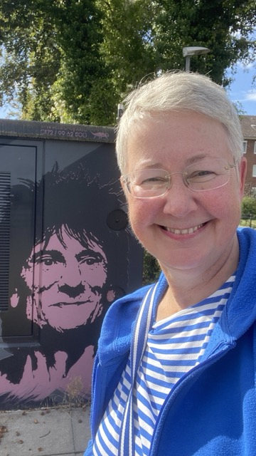Susanne vor Bild von Keith Richards