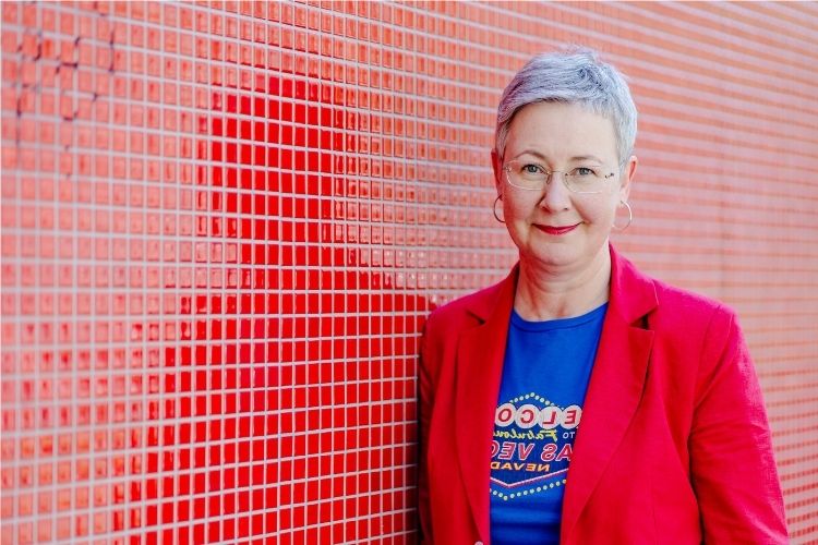 Susanne seitenverkehrt vor roter Wand
